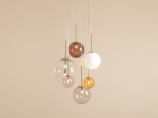 NOWOCZESNE LAMPY SZKLANE – JAKIE MAJĄ ZALETY?