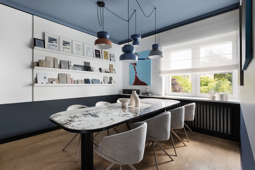 Jak rozplanować lampy na suficie?