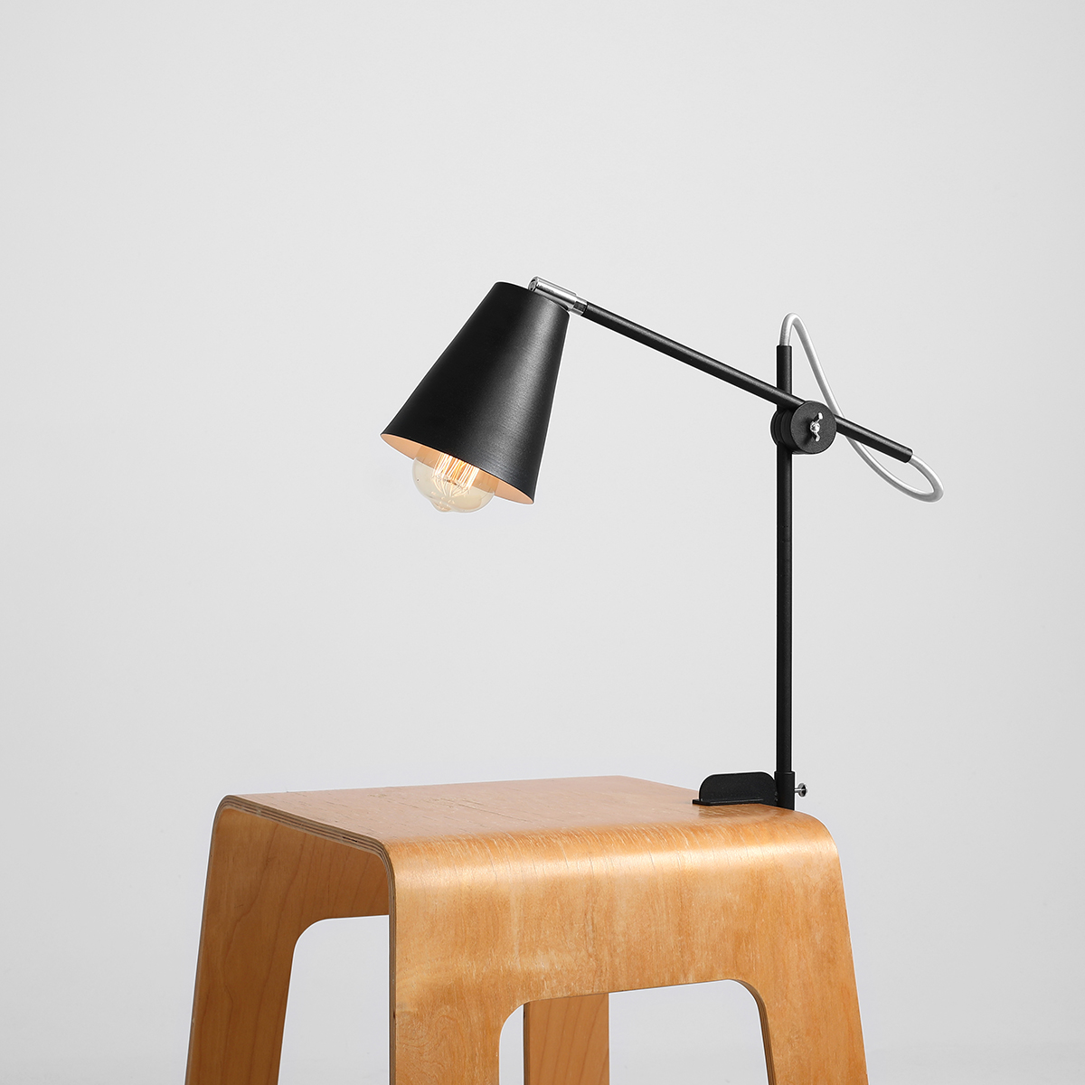 ODPOWIEDNIE OŚWIETLENIE STANOWISKA PRACY – PRAKTYCZNE PORADY!